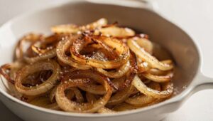 Smażona cebula nigdy mi się nie przypala i jest najlepsza na okrasę. Trik od babci Frani działa zawsze