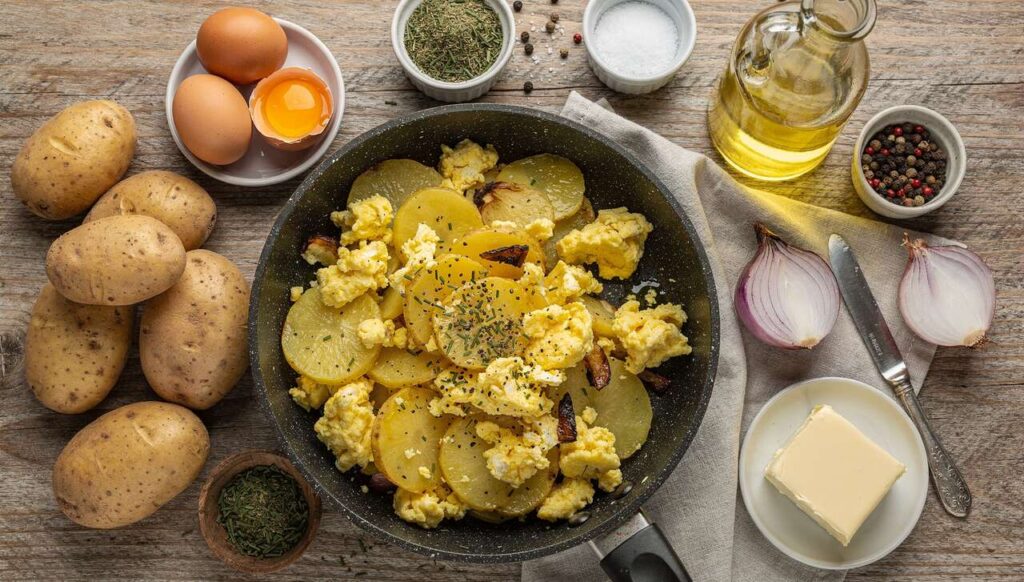 Mieszam jajka z ugotowanymi ziemniakami i wylewam na patelnię. Pół porcji i jestem syty do wieczora