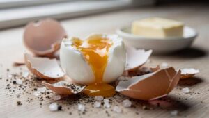 Jajka na miękko gotuję w punkt bez wody i garnka. Białko się ścina, a żółtko pozostaje płynne i kremowe