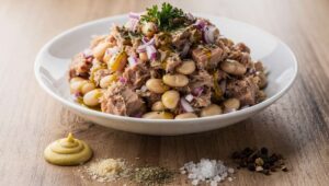 Błyskawiczny przepis na sałatkę z fasoli z tuńczykiem i lekkim dressingiem